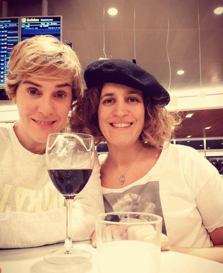 Anabel Alonso y su novia Heidi Steinhardt en el aeropuerto antes de subir al avión rumbo a Argentina las pasadas Navidades