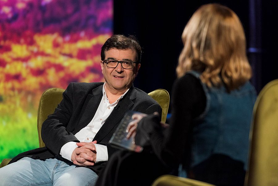 Tània Sarrias entrevista Javier Cercas al plató del programa.