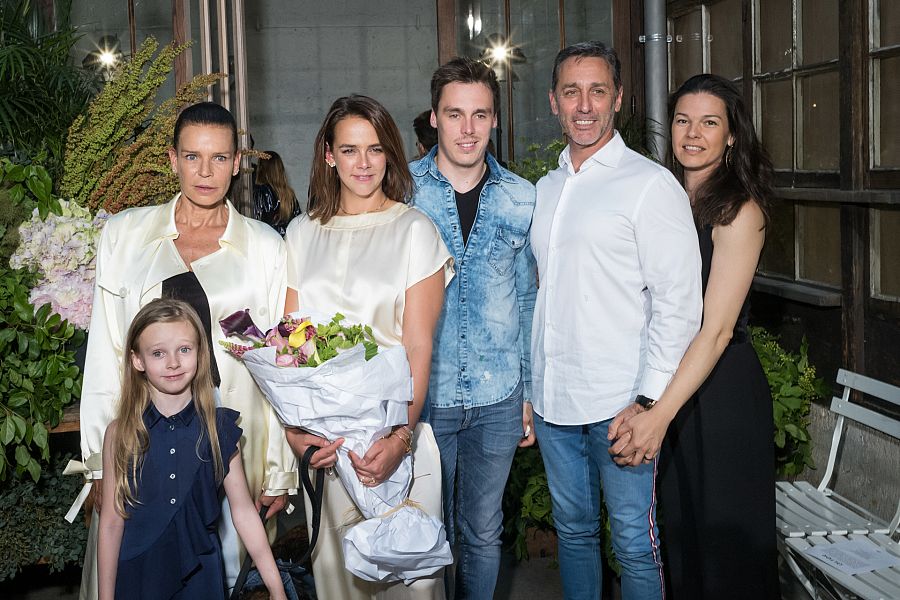 Estefanía de Mónaco, Pauline Ducruet, Louis Ducruet, Daniel Ducruet  y Kelly Marie en el desfile de Pauline en junio de 2019