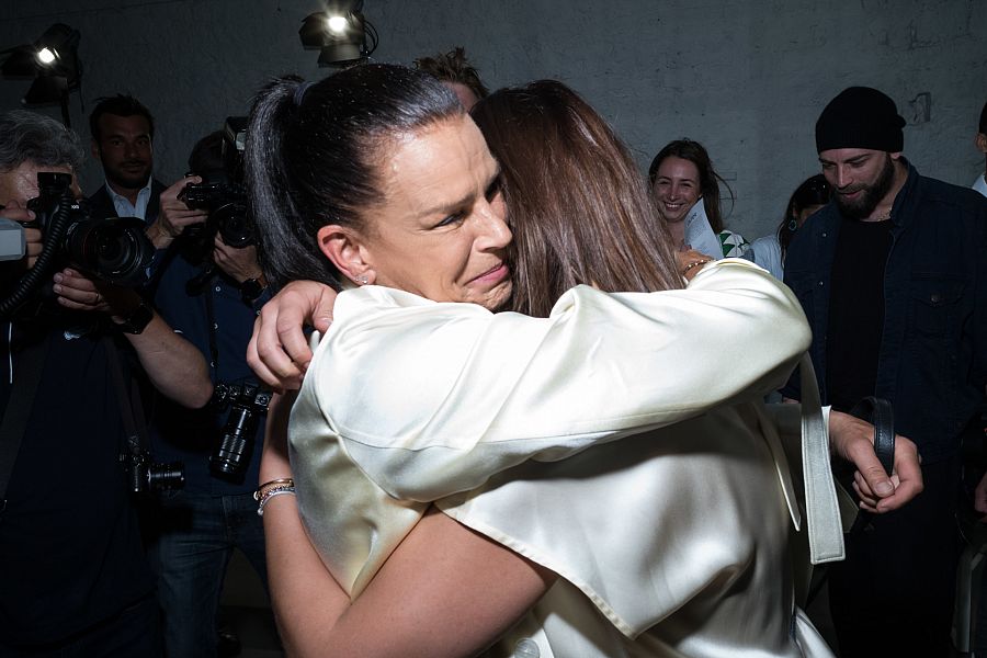 Estefanía de Mónaco abraza a su hija Pauline Ducruet al terminar su primer desfile en junio de 2019