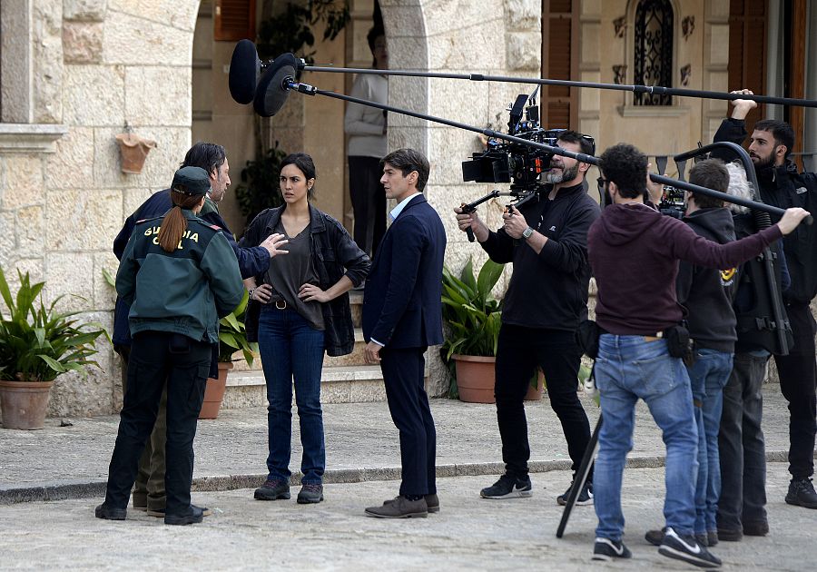 Megan Montaner y Félix Gómez durante el rodaje de la serie 'La caza. Tramuntana' en Valldemossa, Mallorca.