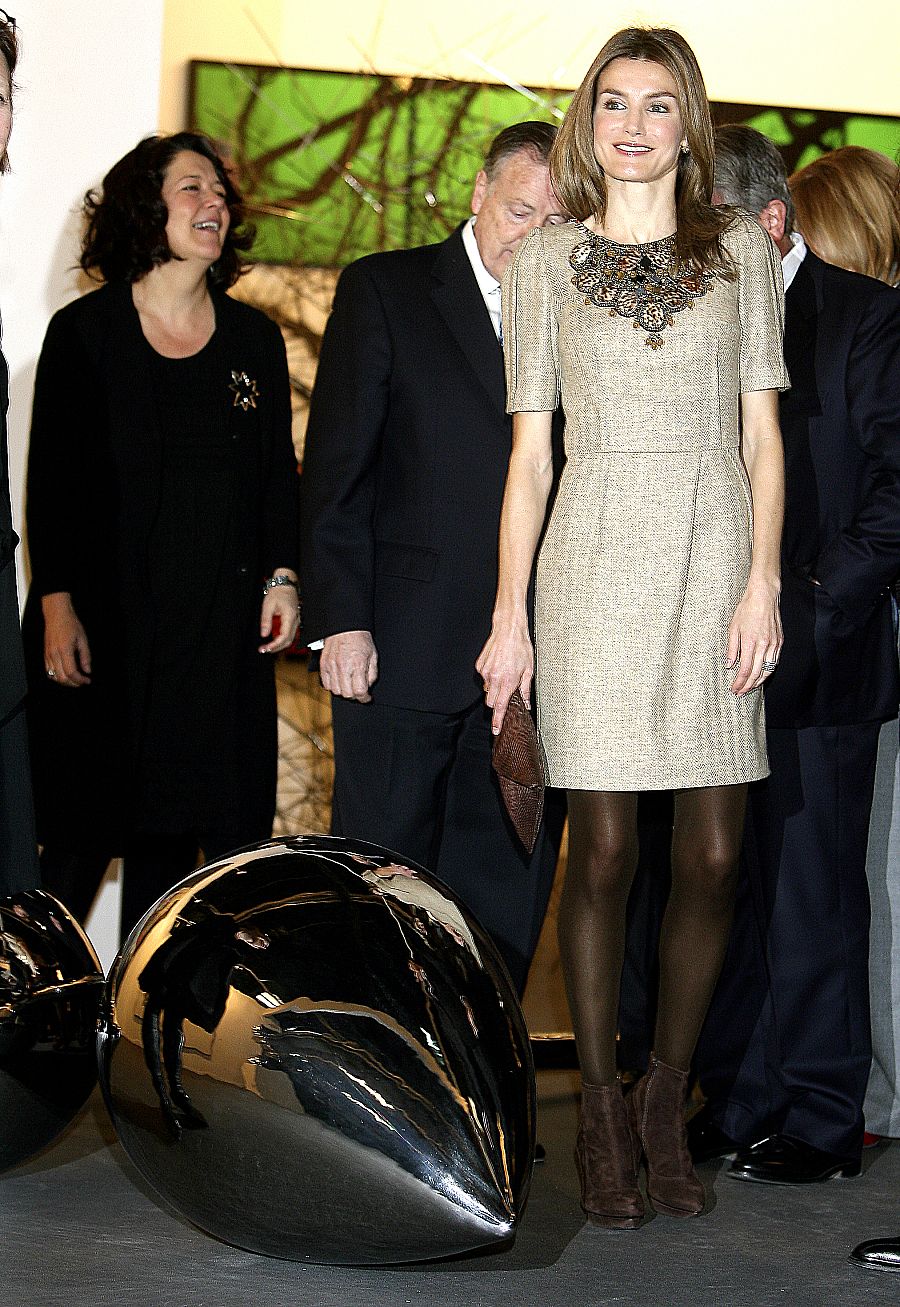 La riena Letizia en ARCO 2010 con un vestido de Felipe Varela