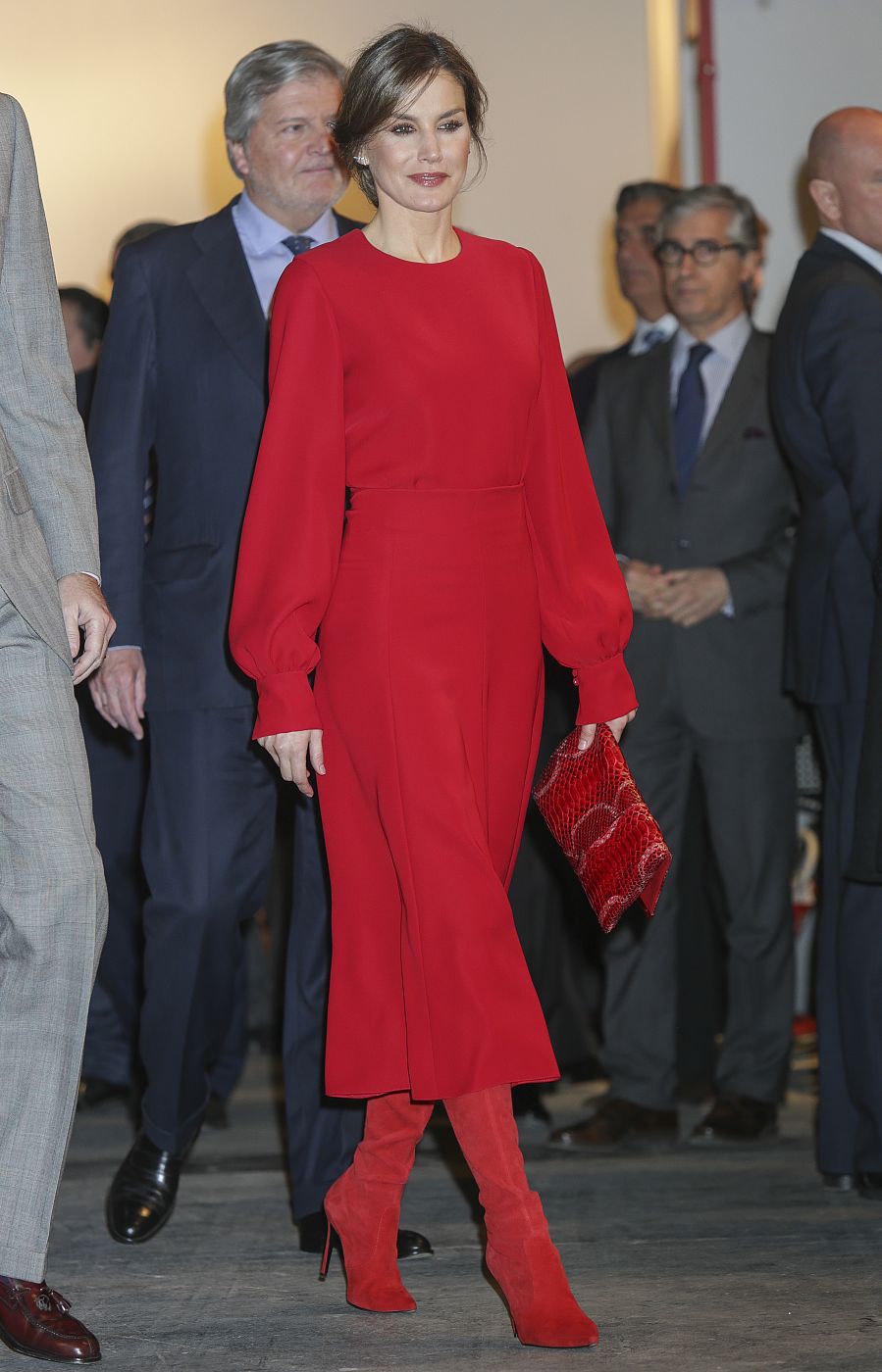 La Reina Letizia en ARCO 2018 con blusa, falda midi y botas en color rojo