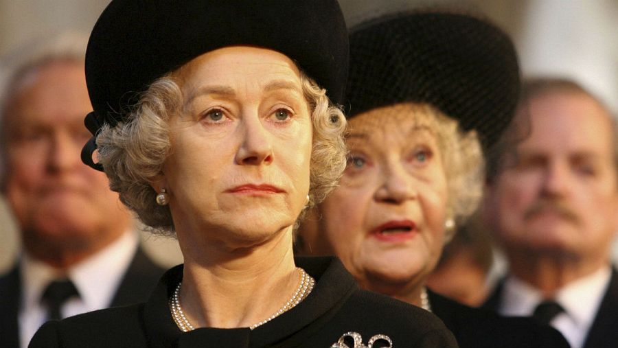 Imagen de archivo sin fecha de la actriz Helen Mirren durante el rodaje de 'The Queen', película que fue nominada en la categoría de mejor película del año en la ceremonia de nominaciones a los Oscar 2006.