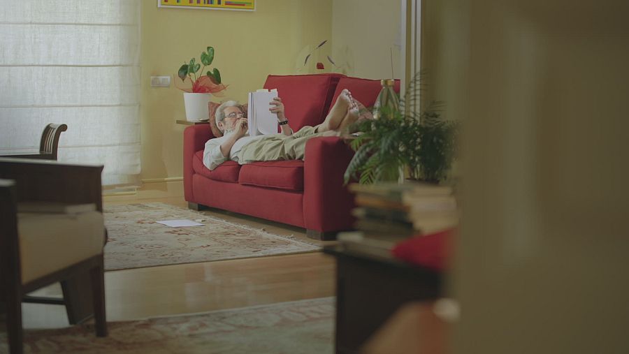 Herralde, disfrutando de un momento de lectura