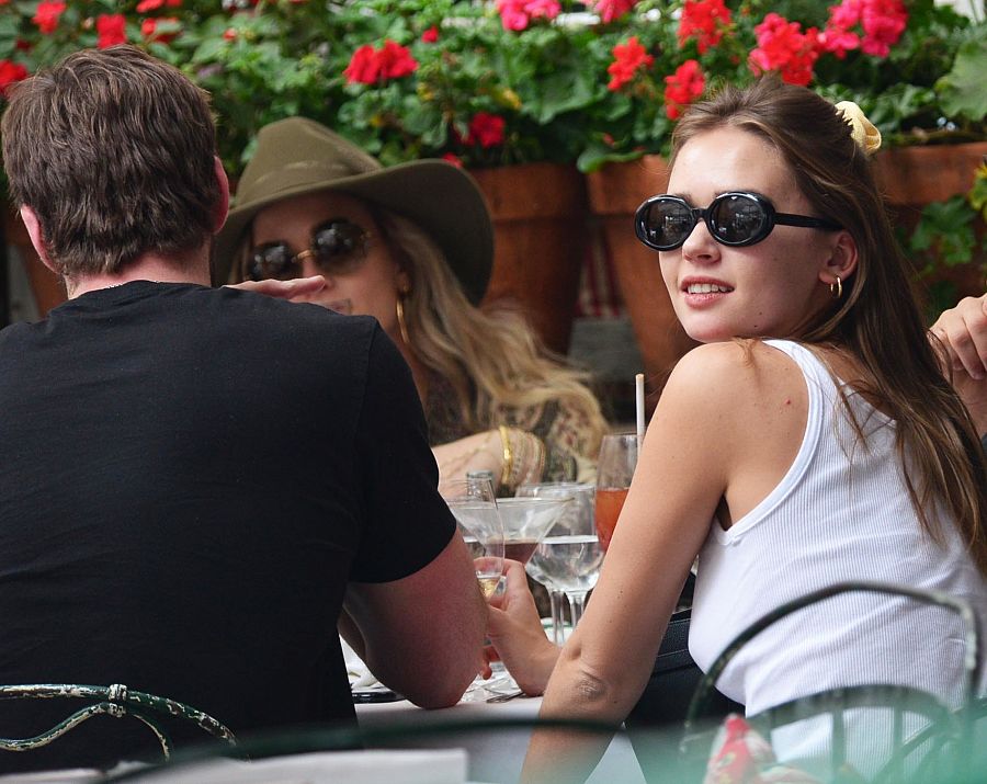 Liam Hemsworth y Gabriella Brooks en un restaurante de Los Angeles