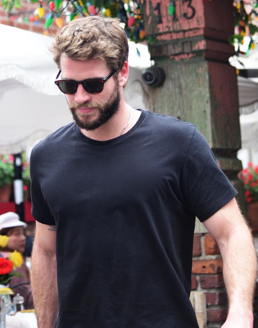 Liam Hemsworth saliendo de un restaurante en Los Angeles