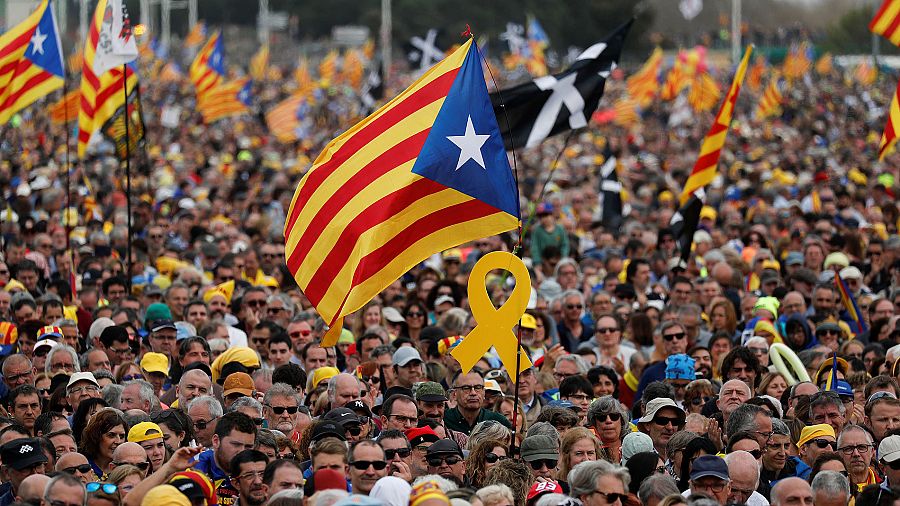 Asistentes al acto a favor de la república catalana en Perpiñán portan esteladas.