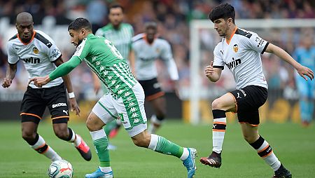 Nabil Fekir (c) trata de zafarse de Kondogbia (i) y Carlos Soler (d)