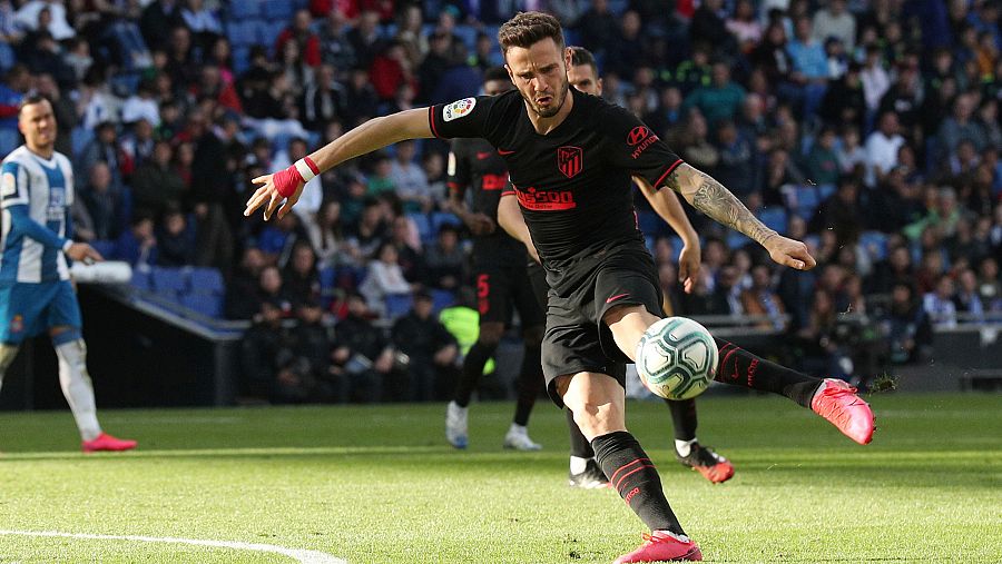 Saúl Ñíguez, jugador del Atlético de Madrid, remata para marcar el empate ante el Espanyol