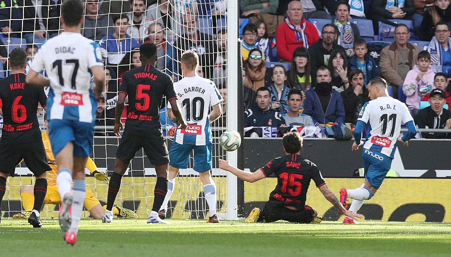 Raúl de Tomás (d) marca el primer gol del encuentro después de que el balón rebote en Savic