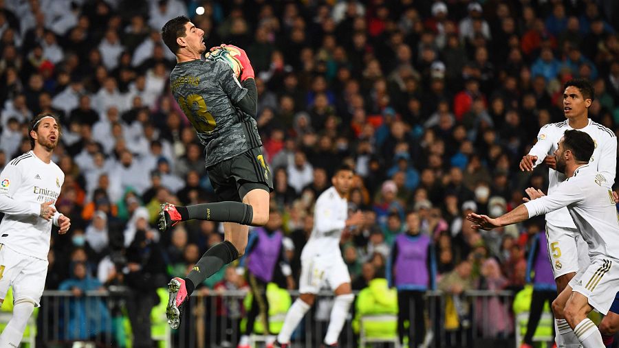 El portero del Real Madrid, Thibaut Courtois, atrapa un balón aéreo 