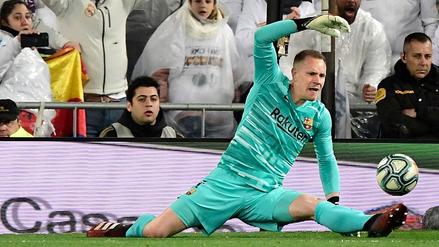 El portero del FC Barcelona, Ter Stegen, ataja un disparo con el pie