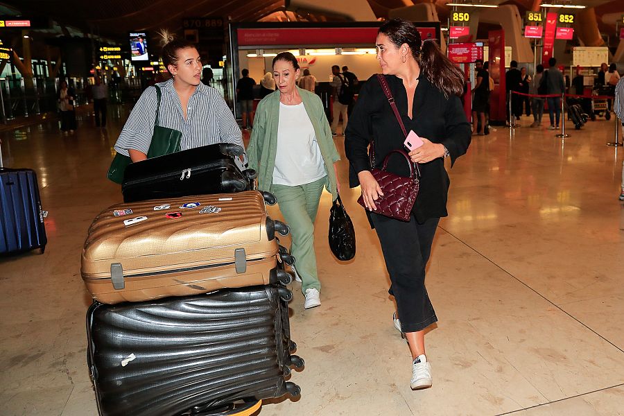 Vicky Martín Berrocal y su hija Alba Díaz en el aeropuerto