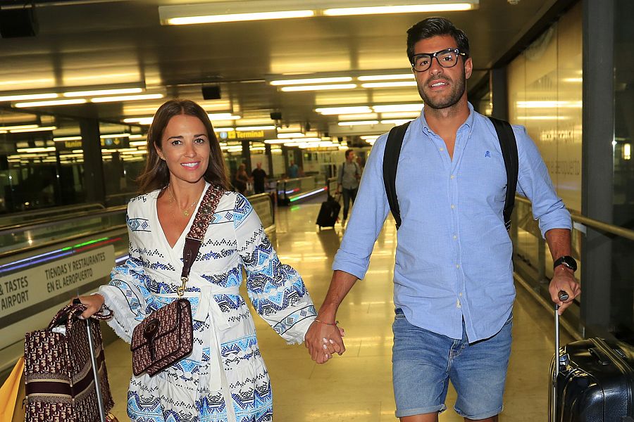 Paula Echevarría y Miguel Torres en el aeropuerto