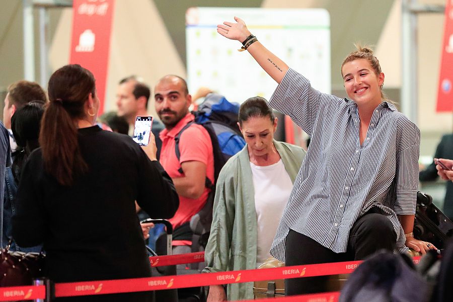 Vicky Martín Berrocal despide a su hija Alba Díaz en el aeropuerto