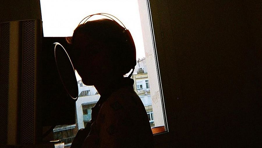 Paula Jornet graba una canción en el estudio para la BSO de 'Drama'