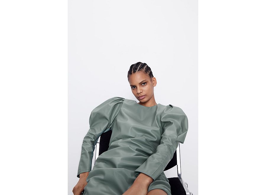 Vestido de manga abullonada en tono gris y efecto piel  de Zara