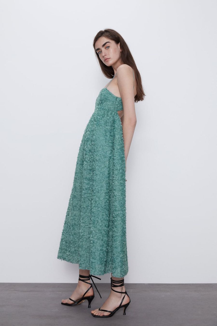 Vestido verde palabra de honor con flores de gasa