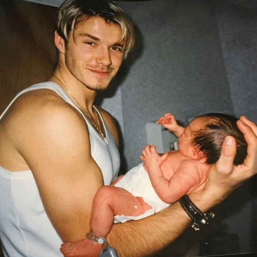 David Bechkam en 1999 posa con su hijo Brooklyn recién nacido