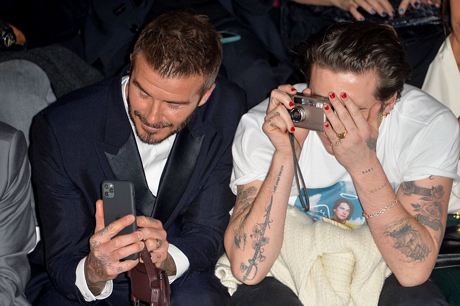 David Beckham y Brooklyn Beckham en un desfile de moda