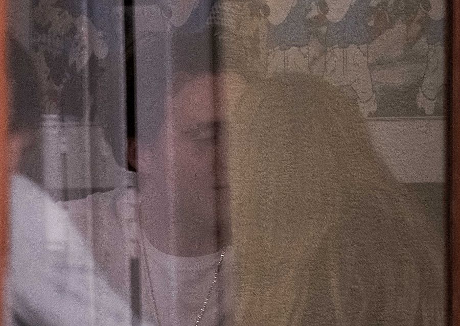 Brooklyn Beckham besa a su novia Nicola Peltz