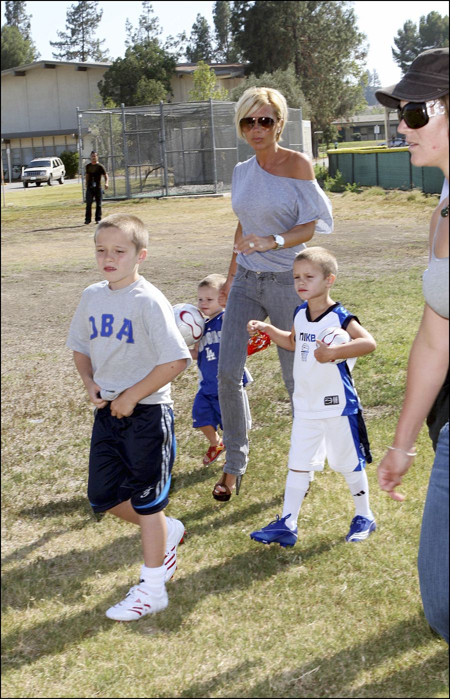 Victoria Beckham con sus hijos Brooklyn y Romeo en Los Ángeles en 2007