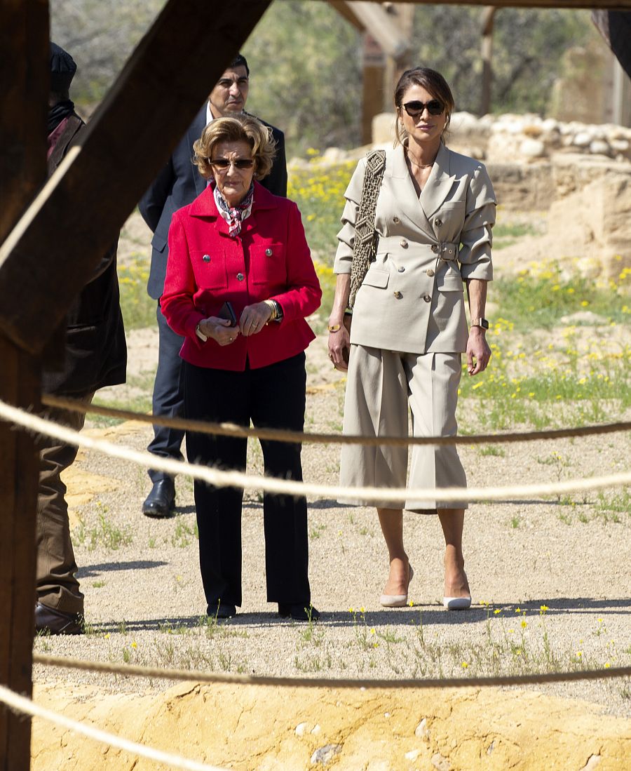 La Reina Sonia de Noruega pasea con Rania de Jordania por las ruinas de Al Magthas