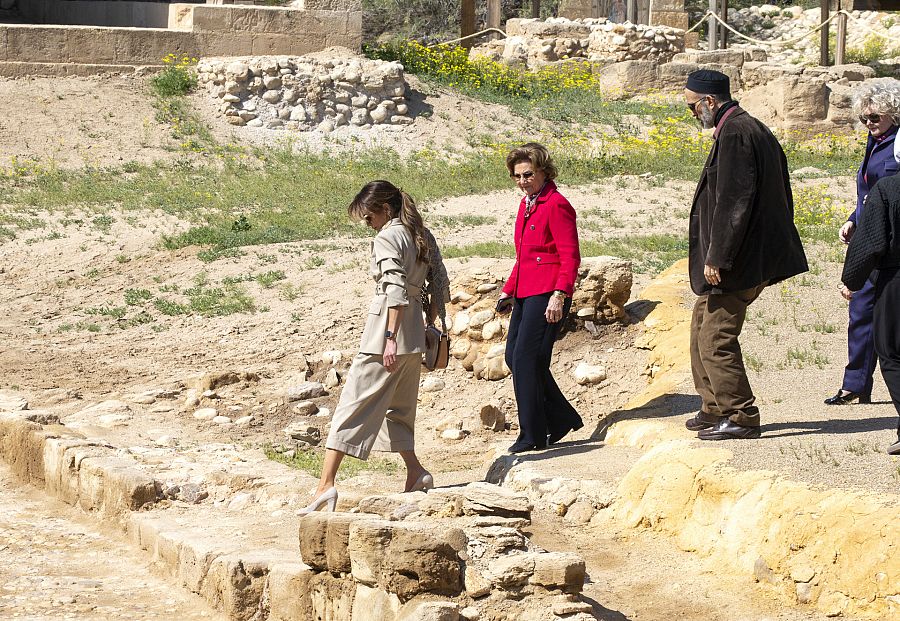 Rania de Jordania y la Reina Sonia de Noruega visitan las ruinas de Al Maghtas