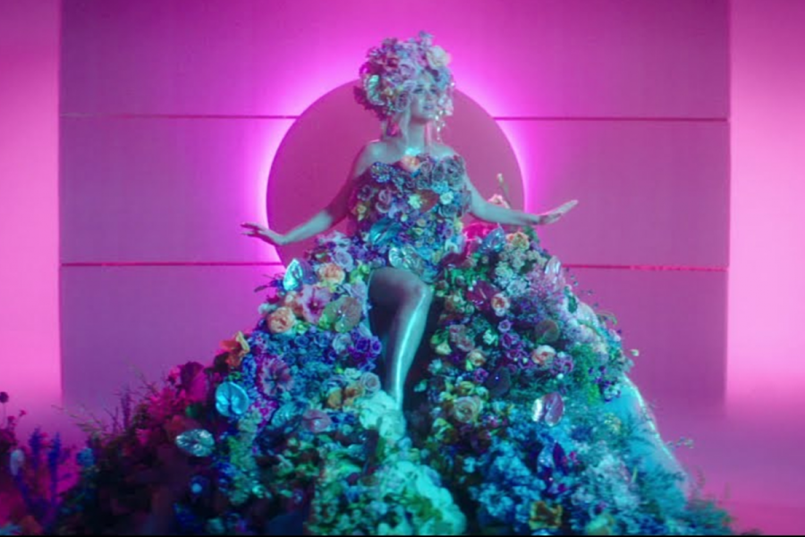 Katy Perry vestida con flores en su último videoclip