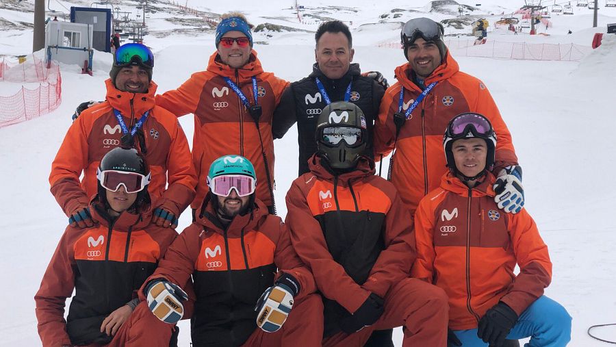 Lucas Eguibar, Regino Hernández, Bernat Ribera y Marc Roure posan junto al equipo de snowboardcross español en Sierra Nevada.