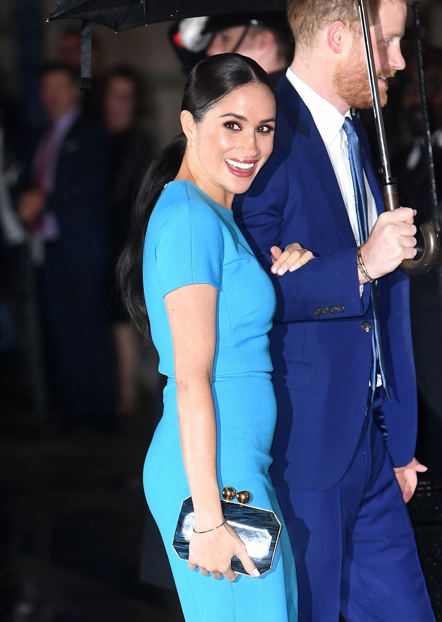 Meghan Markle sonríe a los fotógrafos en su reaparición ante los medios en Inglaterra