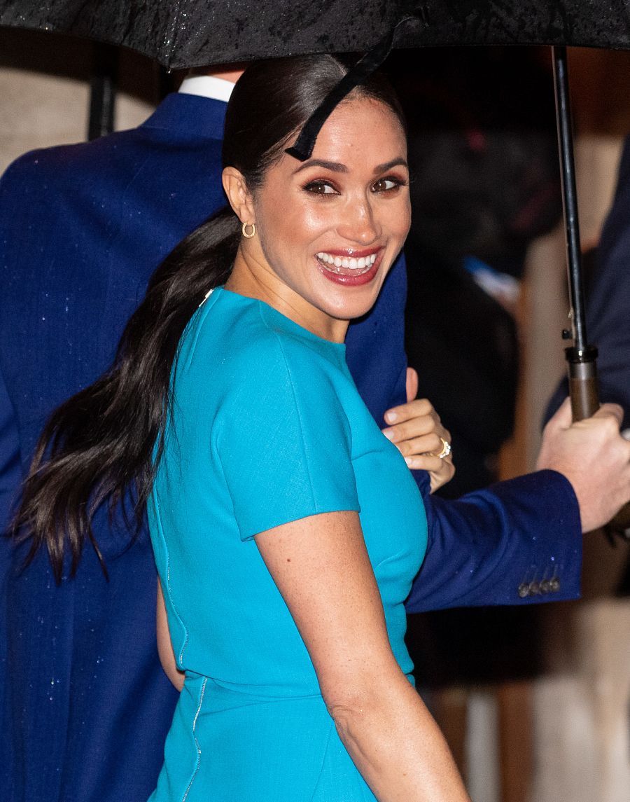 Meghan Markle sonríe a los fotógrafos en su reaparición ante los medios