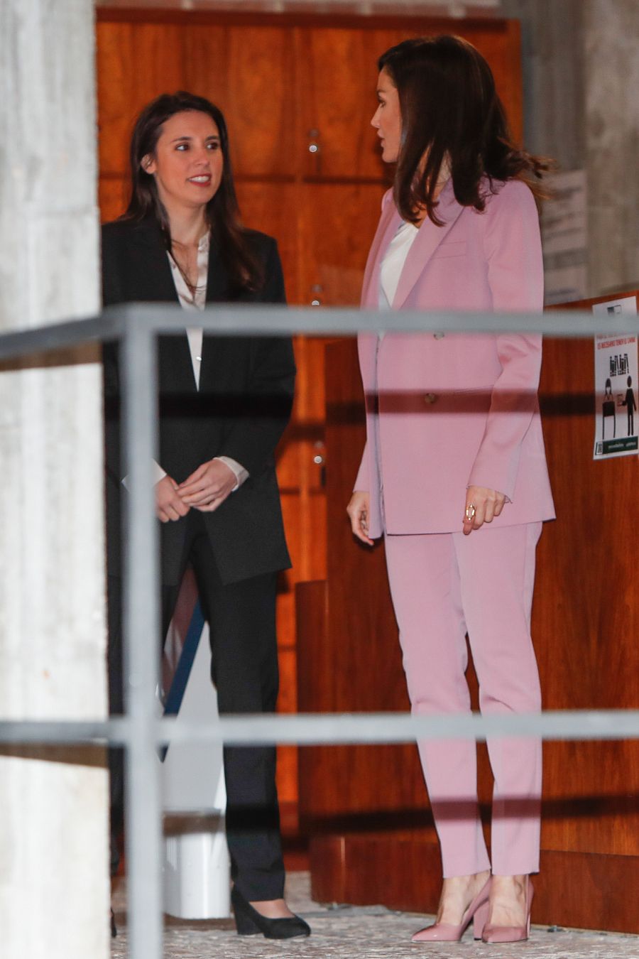 Irene Montero, Ministra de Igualdad y la Reina Letizia en una acto de APRAMP. Juntas por primera vez coinciden en la elección de traje de chaqueta como atuendo