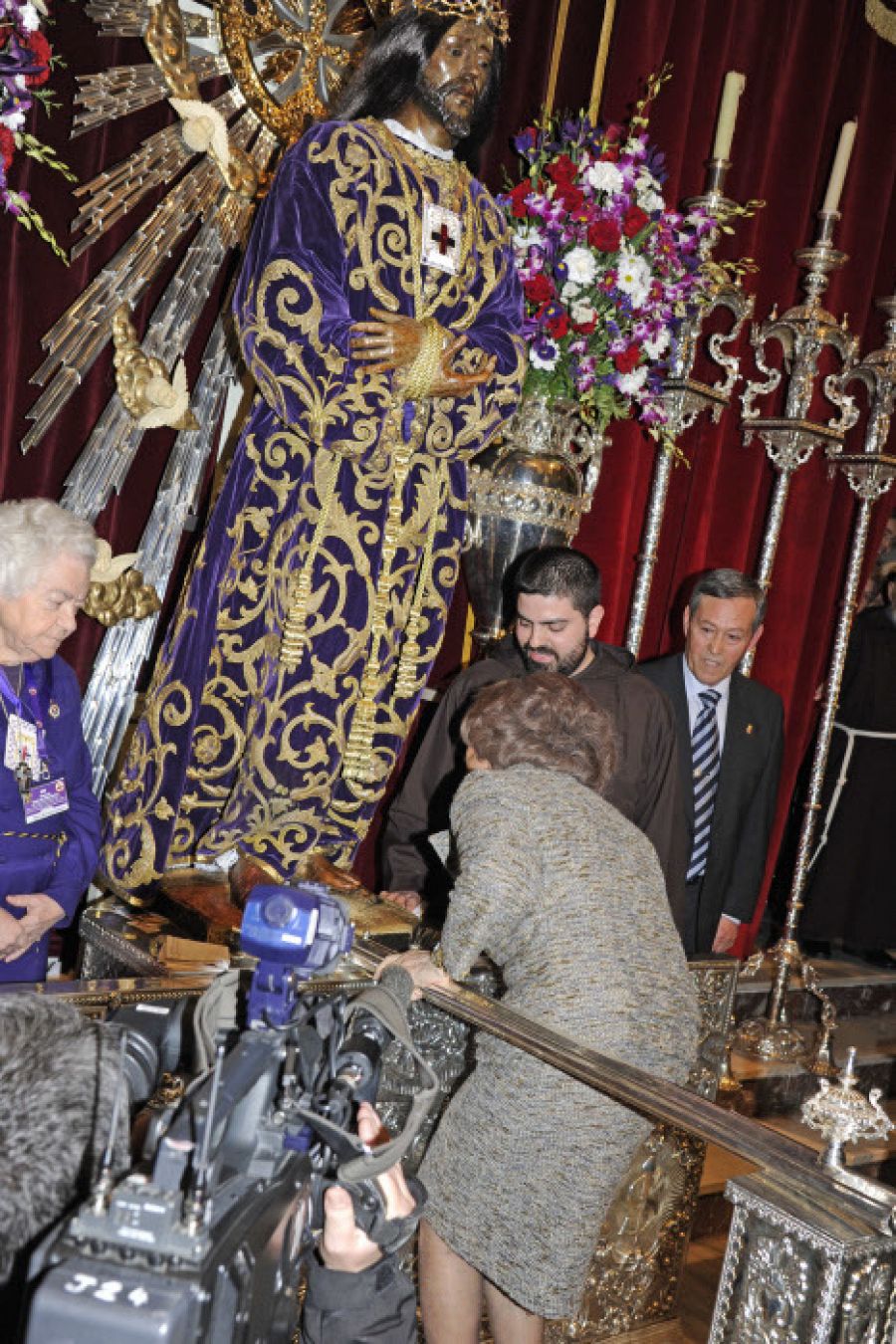 La Reina Sofía venera la imagen del Cristo de Medinaceli en 2013