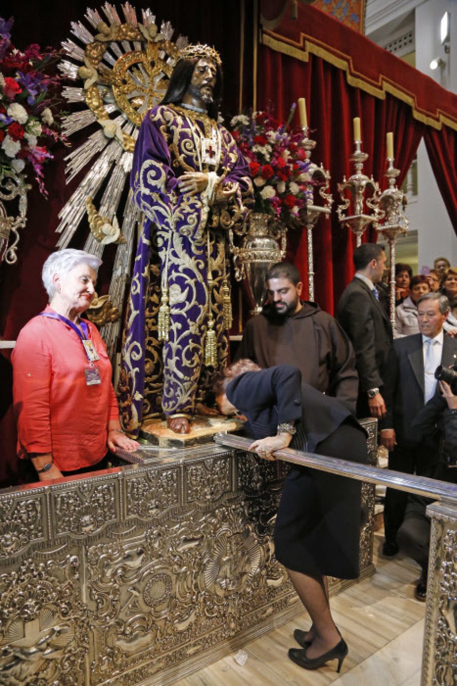La Reina Sofía besa el pie del Cristo de Medinaceli en 2015
