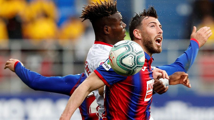 Sergi Enrich y Lumor Agbenyenu, en una disputa