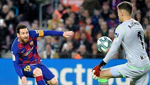 Leo Messi, del FC Barcelona, dispara a puerta ante Remiro, de la Real Sociedad.