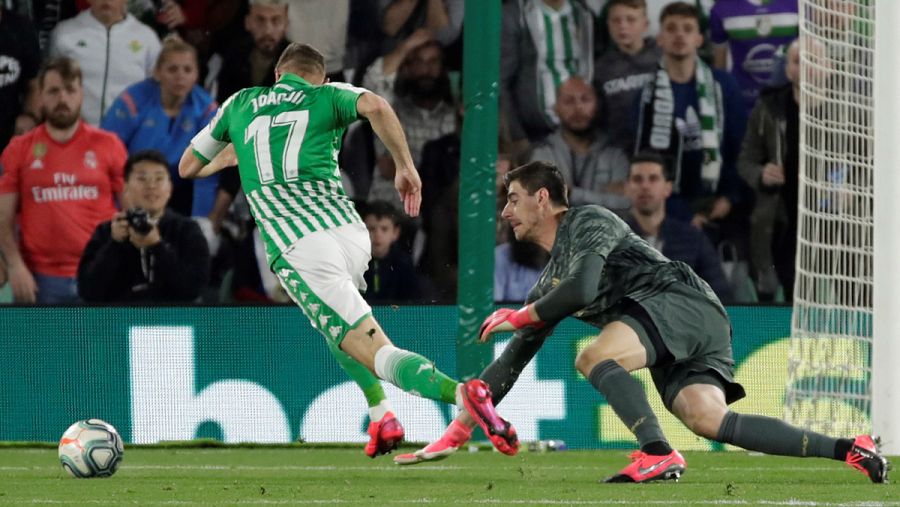 Joaquín se marcha de Courtois antes de fallar el gol cantado