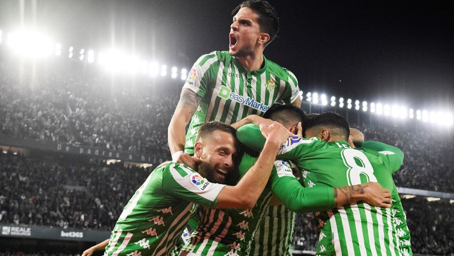 Los jugadores del Real Betis celebran el gol de Cristian Tello