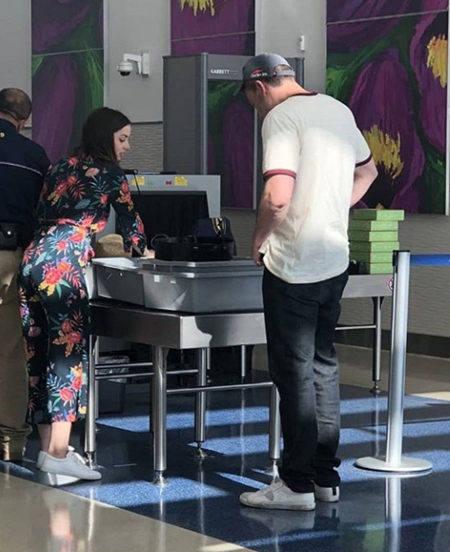 Ana de Armas y Ben Affleck pasan un control en el aeropuerto de La Habana