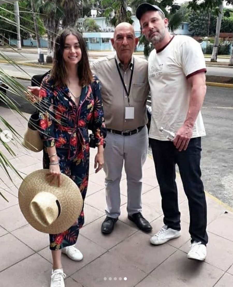 Ben Affleck y Ana de Armas posan en el aeropuerto de La Habana con un fan