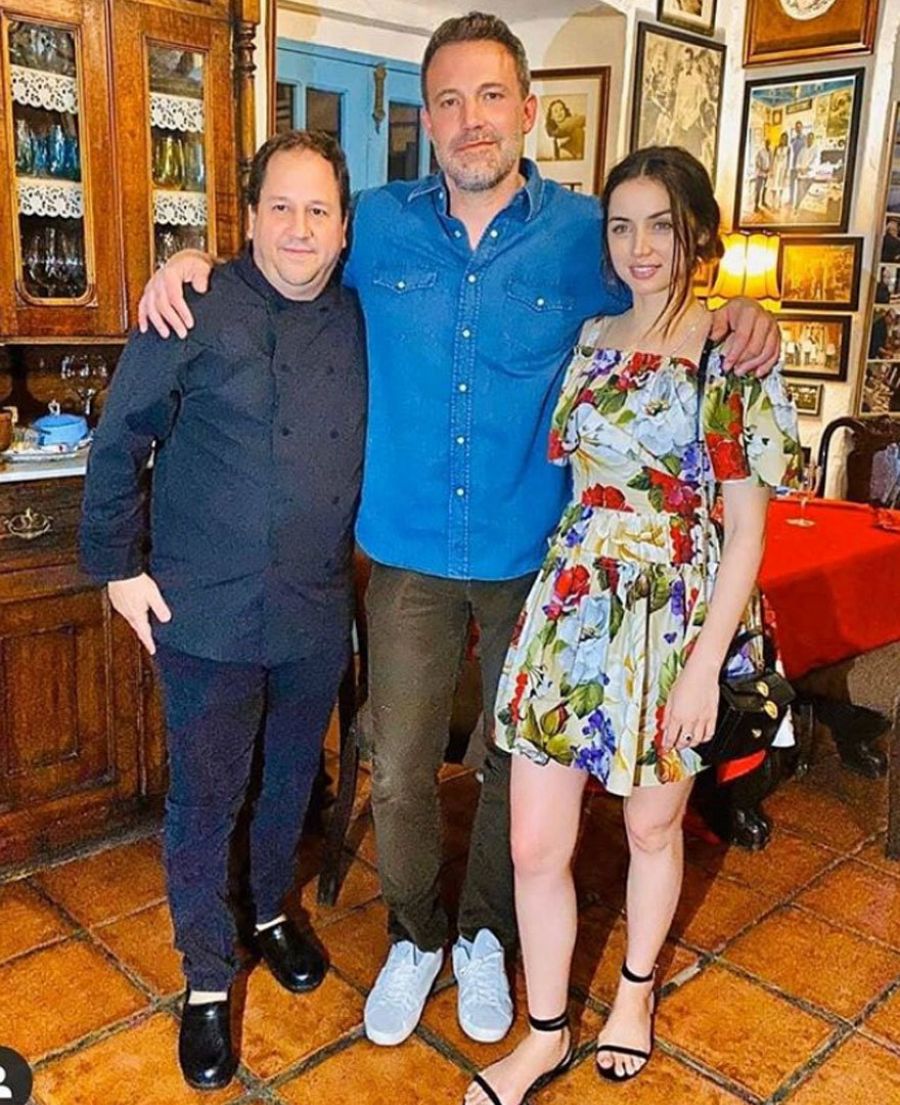 Ben Affleck y Ana de Armas posan en un restaurante de La Habana con un fan