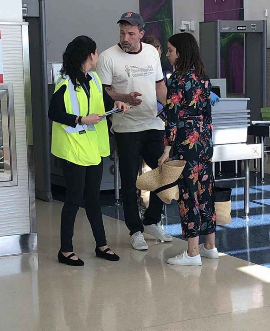 Ben Affleck y Ana de Armas en el aeropuerto de La Habana