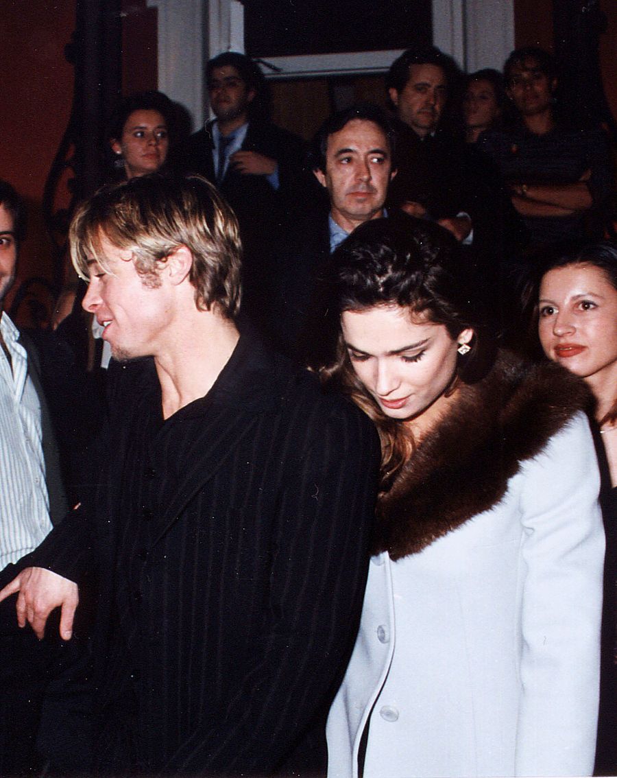 .Brad Pitt y Mar Saura en las calles de Madrid, saliendo de una discoteca en 1997