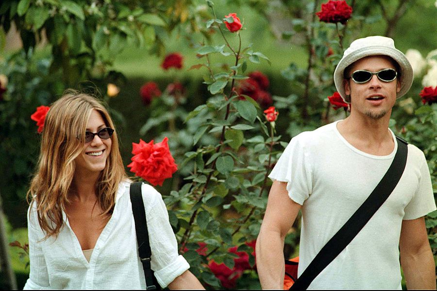 Jennifer Aniston y Brad Pitt en 1999 paseando por La Alhambra de Granada