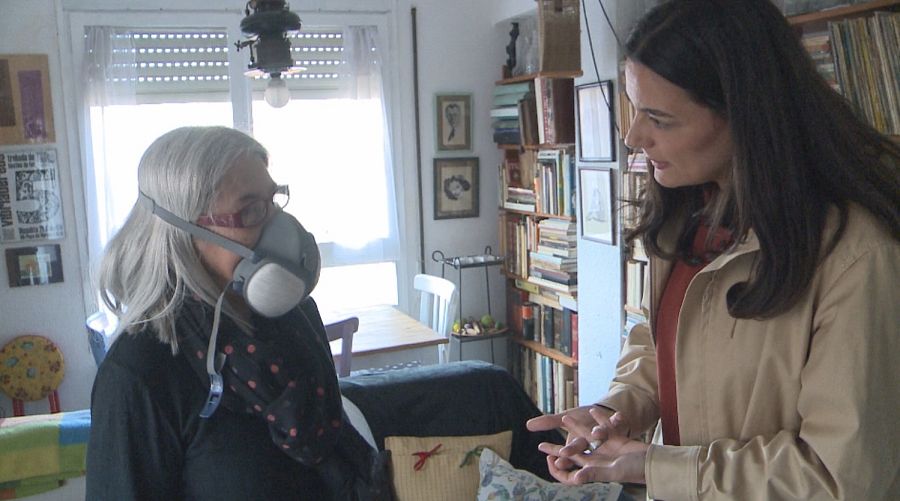 Vecina con mascarilla, tras una explosión en un polígono químico en Tarragona