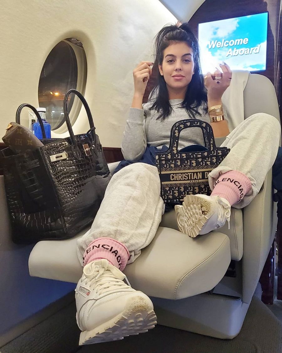 Georgina Rodríguez con un chandal de Pretty Little Thing, calcetines de Balenciaga, bolso de Chistian Dior y zapatillas Classic Leather de Reebook.