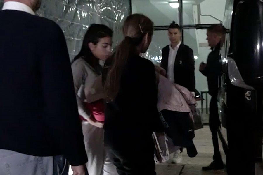 El futbolista Cristiano Ronaldo con Georgina Rodríguez a su llegada al aeropuerto de Madeira.