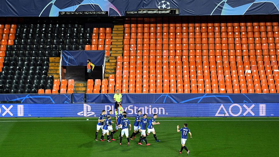 Los jugadores del Atalanta celebran el primer gol de Josip Ilicic ante el Valencia
